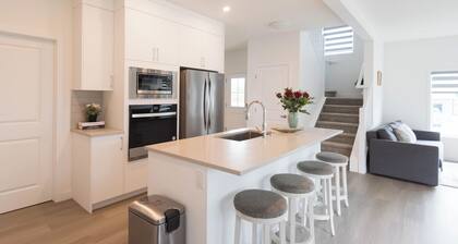 8 pax* NEW House *GYM* Garage parking*Airport*Dog friendly