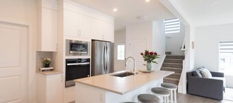 8 pax* NEW House *GYM* Garage parking*Airport*Dog friendly