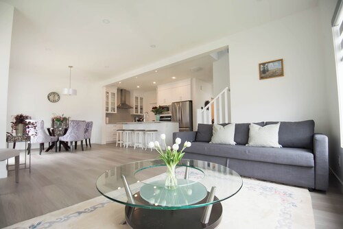 8 pax* NEW House *GYM* Garage parking*Airport*Dog friendly