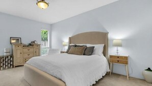 A bedroom with a large bed, bedside tables, a dresser, and a ceiling light. - Private room in home Richmond, Canada
2 guests 1 bedrooms 1 in-suite bathrooms (Richmond)