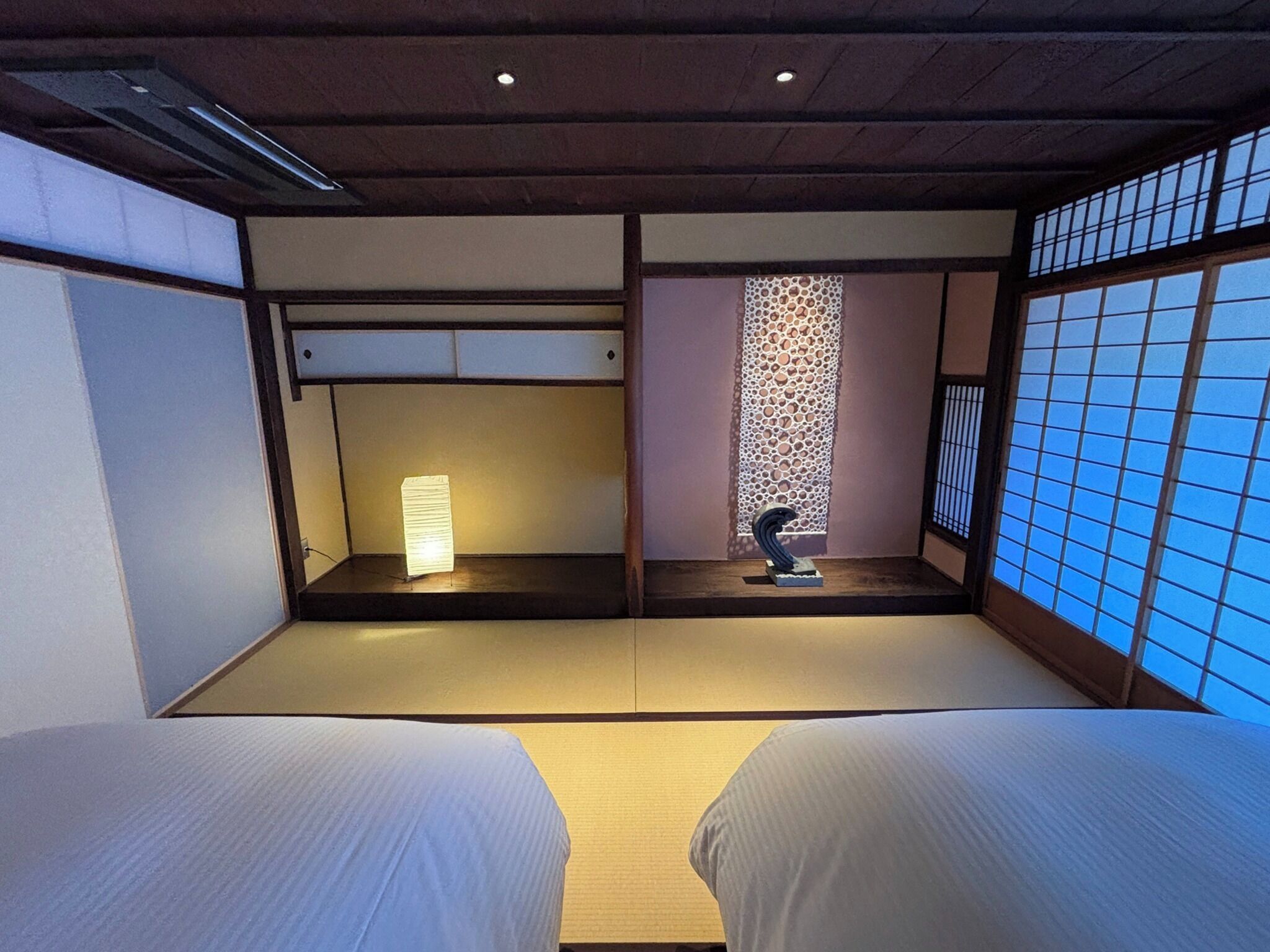 2 makuuhuonetta, työpöytä, ilmainen Wi-Fi, vuodevaatteet