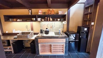 Jääkaappi, mikroaaltouuni, liesi, keittoastiat/astiat/ruokailuvälineet