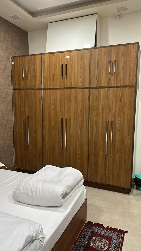 Chambre Deluxe | Lit d’appoint (supplément), accès au Wi-Fi (inclus), literie fournie