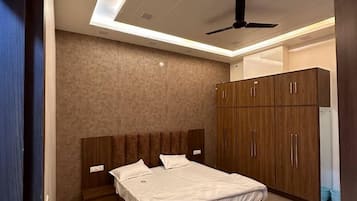 Deluxe Room | Rollaway beds, free WiFi, bed sheets