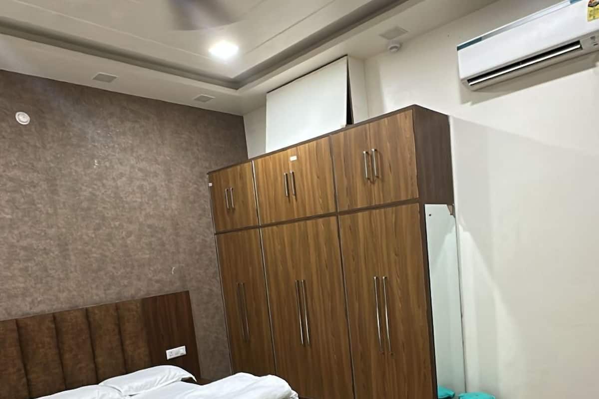 Rollaway beds, free WiFi, bed sheets