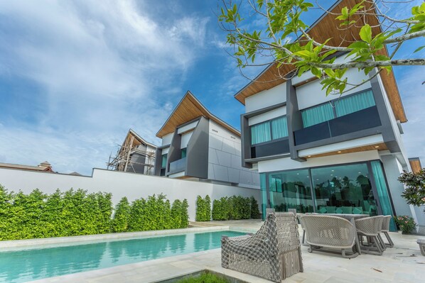 Una piscina al aire libre