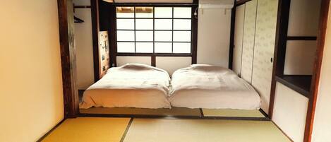 3 bedrooms, desk, iron/ironing board, free WiFi