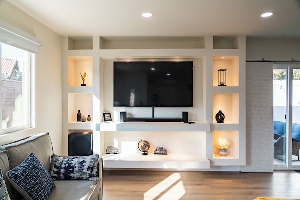 Smart TV, tavolo da calcetto, tavolo da ping pong