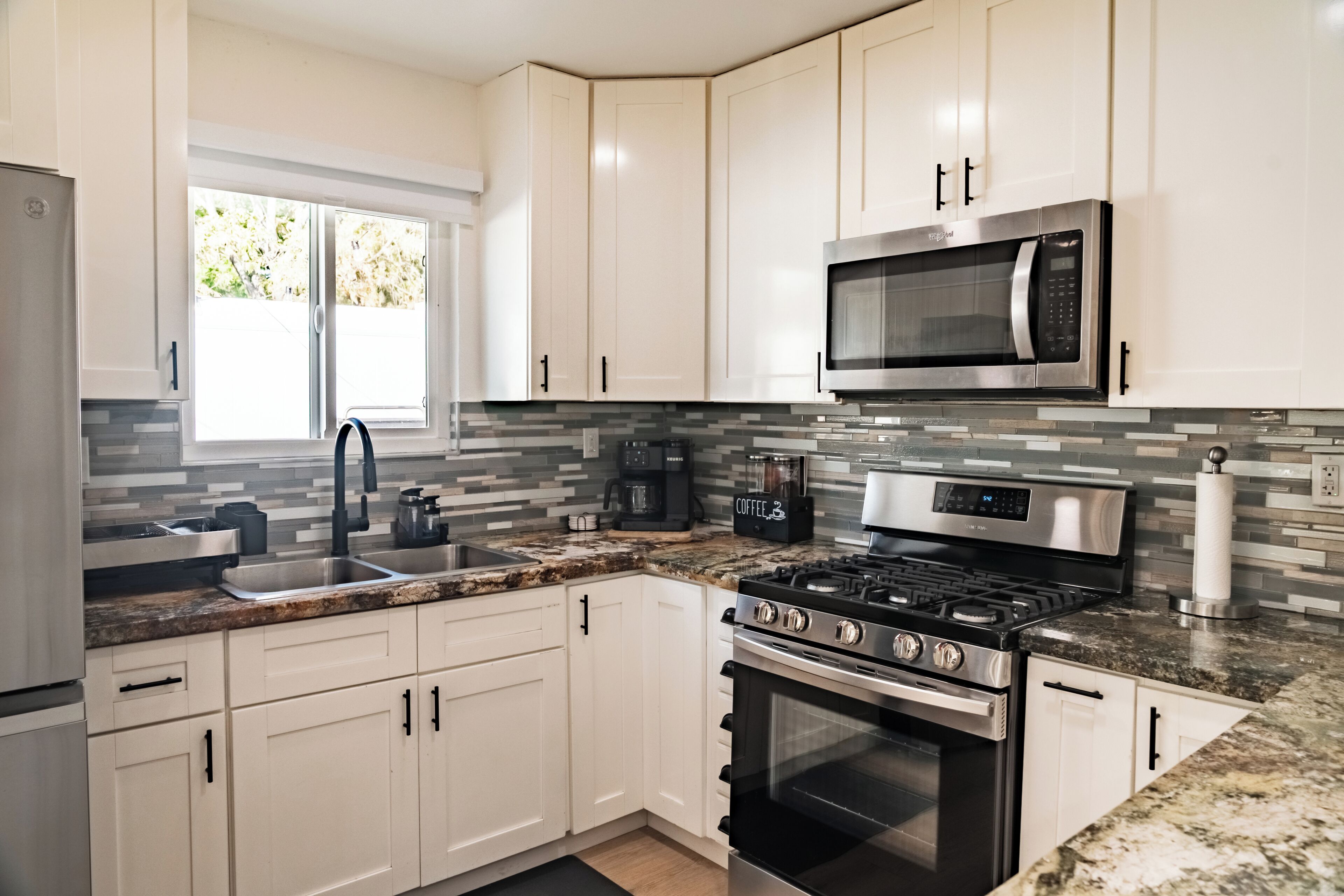 Refrigerador, microondas, horno y parrilla de estufa 