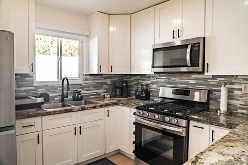 3 Bedroom House, King Bed, Full Kitchen, BBQ Grill