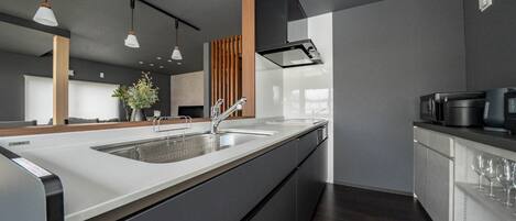 Kylskåp, mikrovågsugn, spishäll och grytor/köksredskap