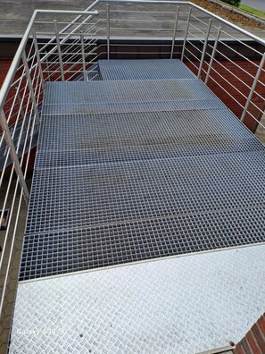 المنطقة المحيطة بالمنشأة