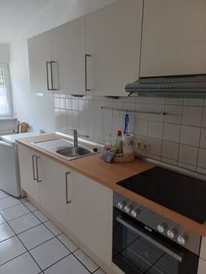 Microondas, horno y placa de cocina
