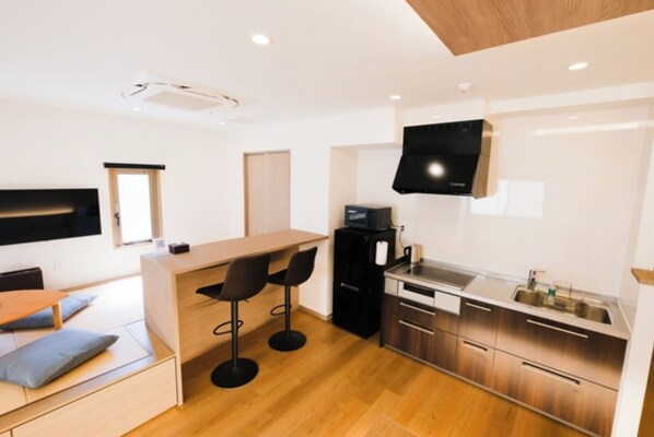 Fridge, microwave, stovetop, cookware/dishes/utensils