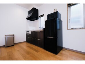 Réfrigérateur, four à micro-ondes, surface de cuisson