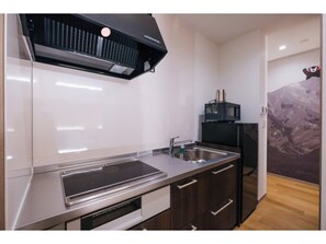 ثلاجة، ميكروويف، موقد طهي مسطح، مستلزمات طهي/أطباق/أوعية