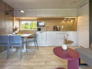 ثلاجة، ميكروويف، فرن، موقد طهي مسطح