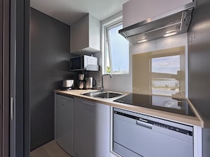 Fridge, microwave, stovetop, dishwasher