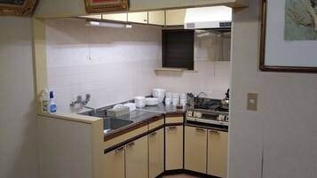 冷蔵庫、電子レンジ、コンロ、調理器具と食器