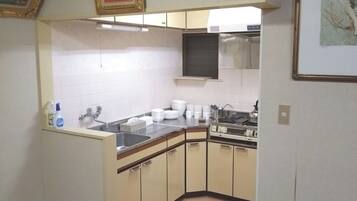 Refrigerador, microondas, placa de cocina, utensilios de cocina