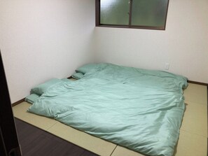 2 dormitorios, escritorio, tabla de planchar con plancha y wifi gratis