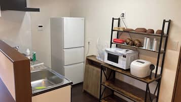 Fridge, microwave, stovetop, cookware/dishes/utensils