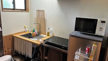 Frigorífico, microondas, placa de cocina y utensilios de cocina