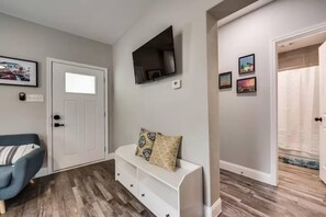 Smart TV - La Casita -Modern cozy comfort near Downtown, UNT&TWU/Pet friendly - FENCE FIXED (Denton)