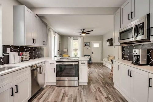 La Casita - Modern cozy comfort home near Downtown, Dog friendly, UNT TWU