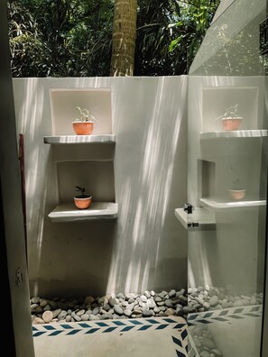 Spa - Oceanside deluxe bungalow with AC. King size bed and indoor/outdoor bathroom (Cabuya)