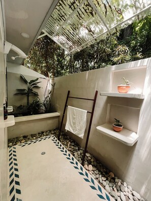 Shower, towels, soap, toilet paper - Oceanside deluxe bungalow with AC. King size bed and indoor/outdoor bathroom (Cabuya)