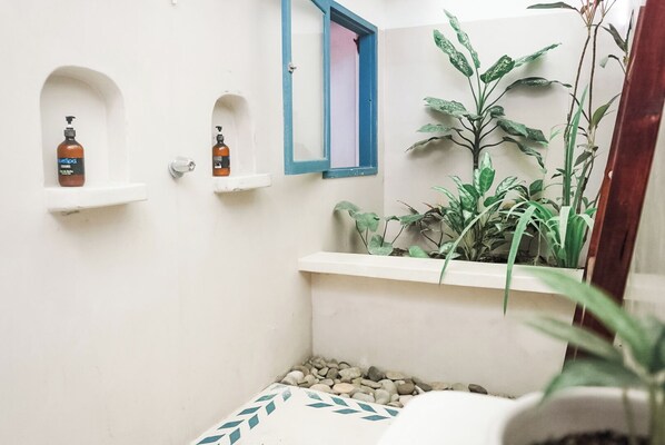 Shower, towels, soap, toilet paper - Oceanside deluxe bungalow with AC. King size bed and indoor/outdoor bathroom (Cabuya)