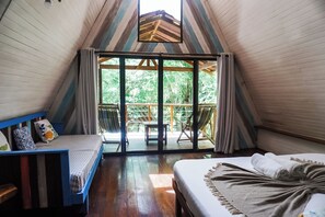 WiFi, bed sheets - Oceanside deluxe bungalow with AC. King size bed and indoor/outdoor bathroom (Cabuya)