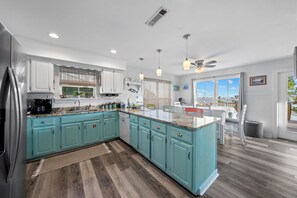 Maison Signature, 4 chambres, patio, vue sur la lagune | Cuisine privée | Réfrigérateur, four à micro-ondes, un four, surface de cuisson