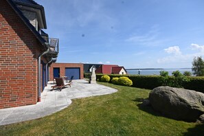 Terrace/patio - Holiday Home 'Boddenperle' with Sea View, Private Terrace and Wi-Fi (Breege)