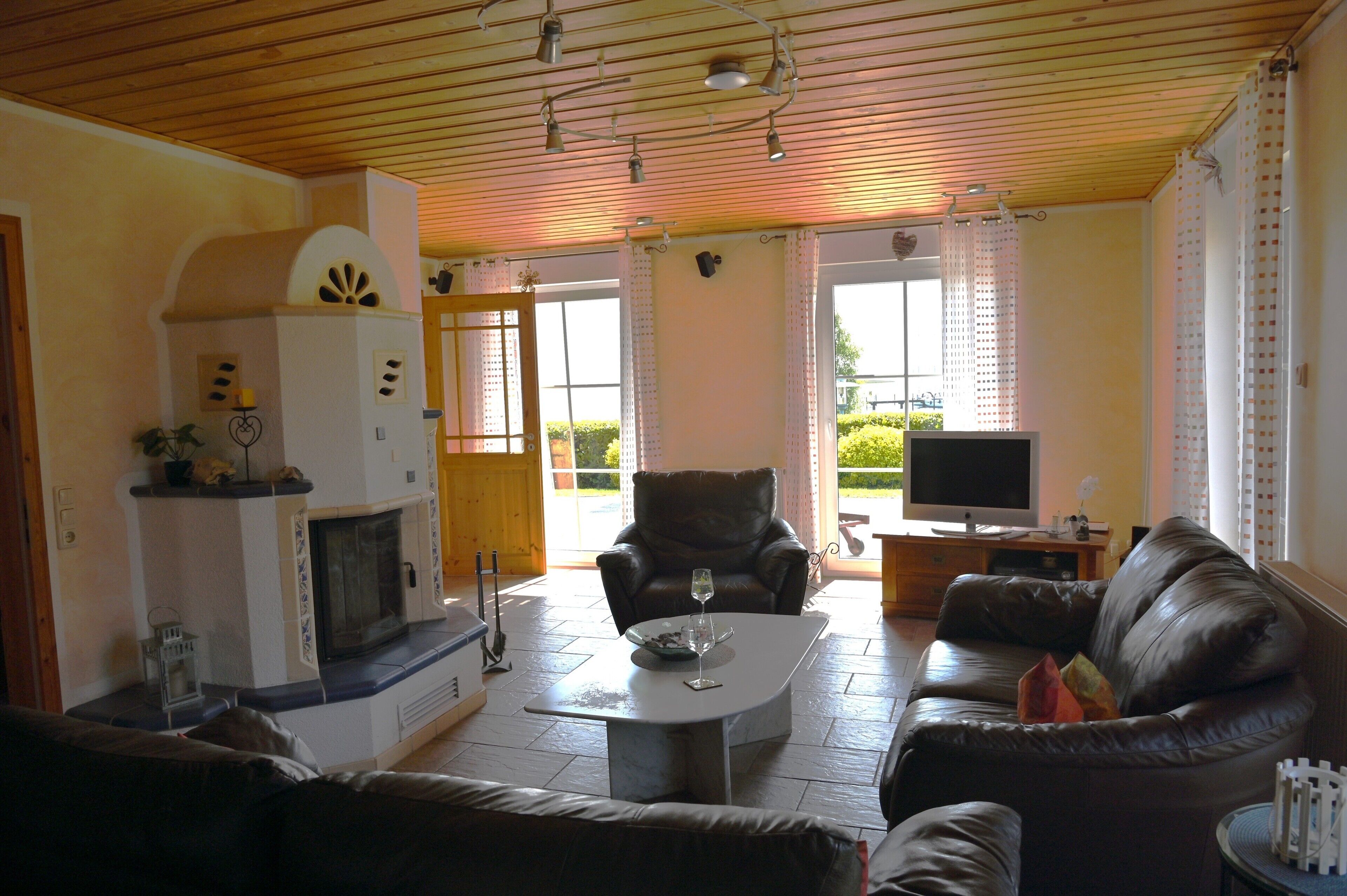 Fernseher, Kamin, DVD-Player, Stereoanlage