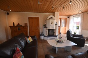 Televisio, takka, DVD-soitin, stereot