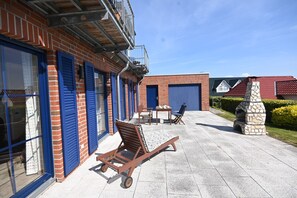 Outdoor dining - Holiday Home 'Boddenperle' with Sea View, Private Terrace and Wi-Fi (Breege)