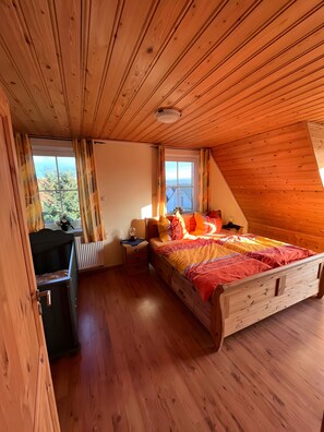 3 bedrooms, iron/ironing board, WiFi, bed sheets