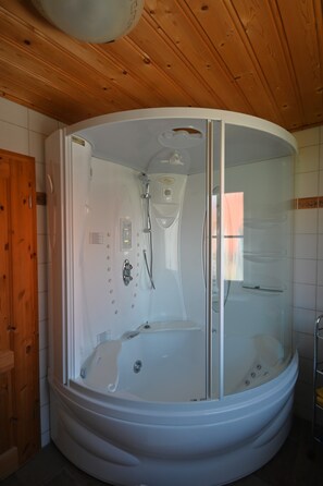 Shower, towels - Holiday Home 'Boddenperle' with Sea View, Private Terrace and Wi-Fi (Breege)