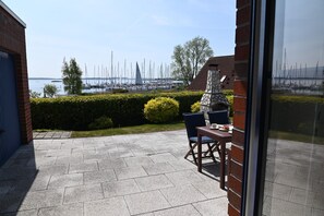 Outdoor dining - Holiday Home 'Boddenperle' with Sea View, Private Terrace and Wi-Fi (Breege)