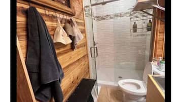 Regadera, secadora de cabello, toallas, jabón