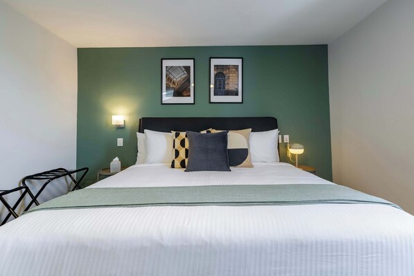 1 habitación, escritorio, tabla de planchar con plancha y cuna de viaje 