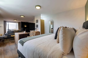 1 chambre, bureau, fer et planche à repasser, lit de bébé portatif