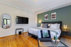 1 habitación, escritorio, tabla de planchar con plancha y cuna de viaje 