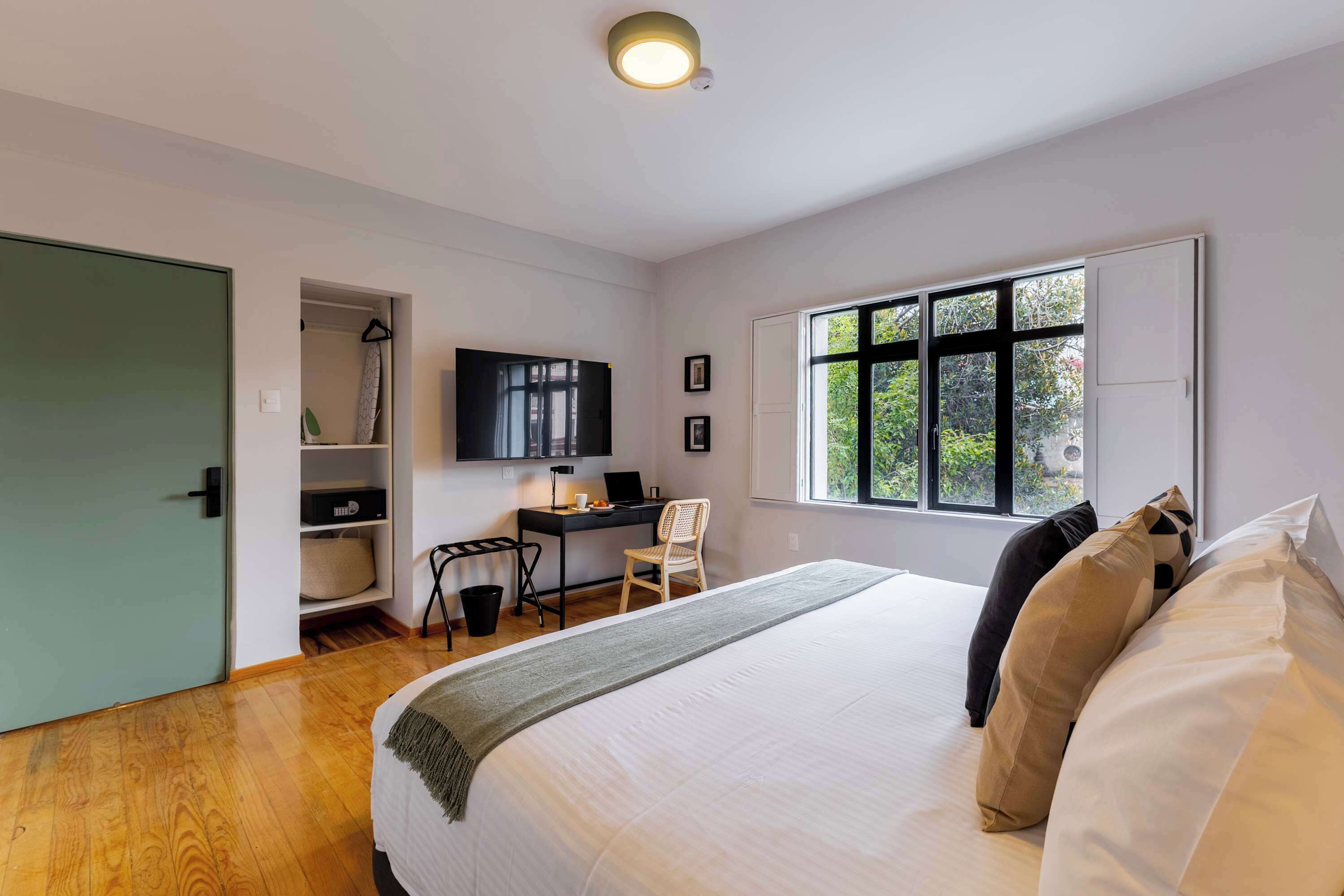 1 Schlafzimmer, Schreibtisch, Bügeleisen/Bügelbrett, Reisekinderbett