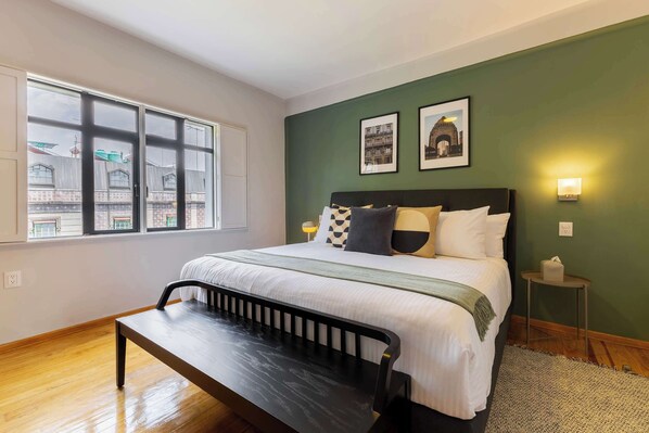 1 chambre, bureau, fer et planche à repasser, lit de bébé portatif