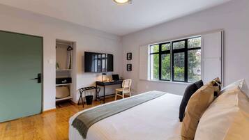 1 slaapkamer, een bureau, een strijkplank/strijkijzer, reisbedje