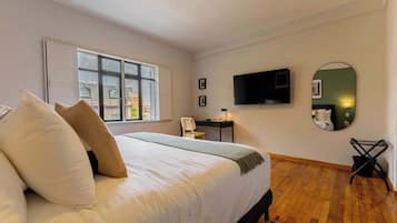 1 dormitorio, escritorio, tabla de planchar con plancha y cuna de viaje