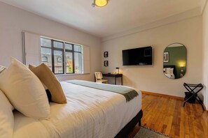 1 soverom, skrivebord, strykejern/-brett og reiseseng for barn